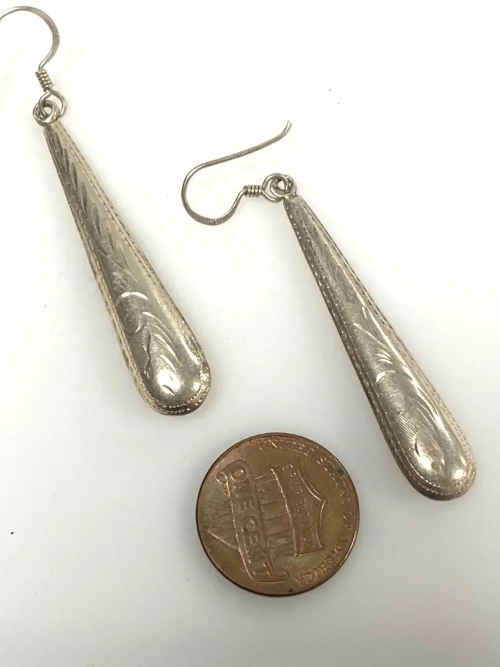 m949 Vintage Classic Style Sterling Silver Etched Teardrop Dangle Earrings
